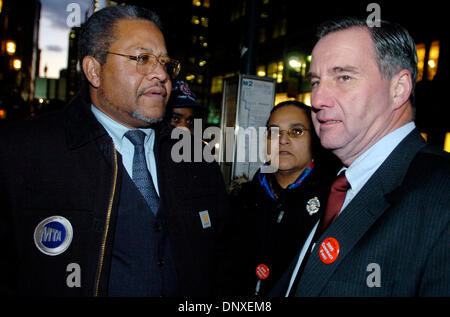 7. Dezember 2005; Manhattan, NY, USA; ROGER TOUSSAINT (L), Präsident der Transport Workers Union (TWU) lokale 100 spricht mit ED WATT (R), Schatzmeister der TWU lokalen 100, nach einer Pressekonferenz vor MTA Sitz.  Obligatorische Credit: Foto von Bryan Smith/ZUMA Press. (©) Copyright 2005 von Bryan Smith Stockfoto