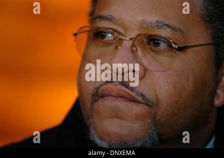 7. Dezember 2005; Manhattan, NY, USA; ROGER TOUSSAINT, Präsident der Transport Workers Union (TWU) lokale 100 spricht über den Stand der Vertragsverhandlungen mit der Metropolitan Transportation Authority (MTA) in einer Pressekonferenz vor MTA Sitz.  Obligatorische Credit: Foto von Bryan Smith/ZUMA Press. (©) Copyright 2005 von Bryan Smith Stockfoto