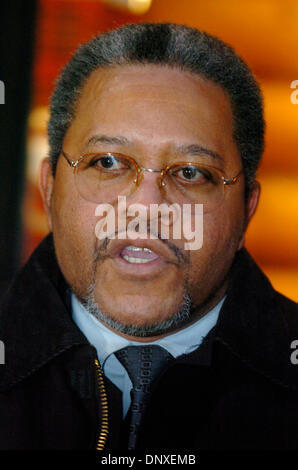 7. Dezember 2005; Manhattan, NY, USA; ROGER TOUSSAINT, Präsident der Transport Workers Union (TWU) lokale 100 spricht über den Stand der Vertragsverhandlungen mit der Metropolitan Transportation Authority (MTA) in einer Pressekonferenz vor MTA Sitz.  Obligatorische Credit: Foto von Bryan Smith/ZUMA Press. (©) Copyright 2005 von Bryan Smith Stockfoto