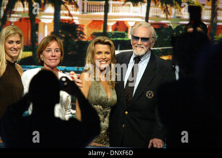 10. Dezember 2005; Ft. Lauderdale, FL, USA; Als etwas einer Promotion Wheel of Fortune Cowirt Vanna White stellt für private Bilder mit der Broeman Familie von Key Largo vor dem Ausführen von hinter den Kulissen um Kleider zu ändern, nach der Aufzeichnung der Show erste "Spaß In der Sonne" Segment im Broward County Convention Center in Fort Lauderdale Samstag, 10. Dezember 2005. Tippen Sie auf Sendungen von ft. Lauderdale Stockfoto