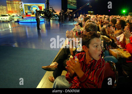 10. Dezember 2005; Ft. Lauderdale, FL, USA; Stephen Riegler, 13, aus Pembroke Pines, genießt gründlich während Aufzeichnung der Wheel of Fortune "Spaß In der Sonne" Segmente im Broward County Convention Center in Fort Lauderdale Samstag, 10. Dezember 2005 in der ersten Reihe sitzen. Shows von ft. Lauderdale taping werden Mitte Februar ausgestrahlt.  Obligatorische Credit: Foto von Chris Matula/Palm Beac Stockfoto