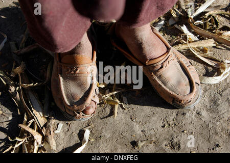 11. Dezember 2005; Kobul, AFGHANISTAN; Mehrere Kinder in Afghanistan tragen Schuhe mit Löchern in das Leder getragen. Obligatorische Credit: Foto von Nelvin Cepeda/San Diego Union T/ZUMA Press. (©) Copyright 2005 von San Diego Union T Stockfoto