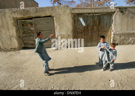 11. Dezember 2005; Kobul, AFGHANISTAN; Kinder spielen mit handgefertigten Drachen in einem Bereich bekannt als Sherpur, weniger als 100 Yards entfernte wo wohlhabenden Häusern sind. AKRAM (links) fliegt seinen Kite mit seinen Vettern beobachten. Obligatorische Credit: Foto von Nelvin Cepeda/San Diego Union T/ZUMA Press. (©) Copyright 2005 von San Diego Union T Stockfoto