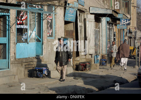 11. Dezember 2005; Kobul, AFGHANISTAN; Trotz des Mangels an Strom ist es nicht ganz ungewöhnlich, lokale Geschäfte in der Innenstadt von Kobul ihre eigenen Generatoren Strom zu ihren Geschäften bieten laufen zu sehen. Obligatorische Credit: Foto von Nelvin Cepeda/San Diego Union T/ZUMA Press. (©) Copyright 2005 von San Diego Union T Stockfoto