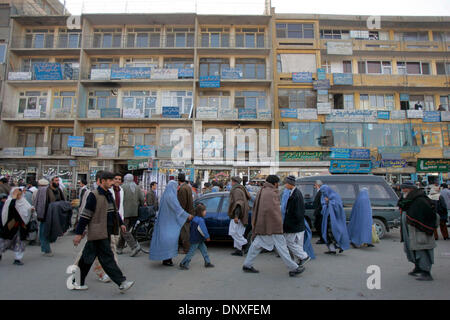 11. Dezember 2005; Kobul, AFGHANISTAN; In diesem Bereich von Kobul bekannt als Kote Sangi, dass viele Afghanen ihren Weg auf der Straße mit mehreren Unternehmen Büroflächen oben machen. Obligatorische Credit: Foto von Nelvin Cepeda/San Diego Union T/ZUMA Press. (©) Copyright 2005 von San Diego Union T Stockfoto