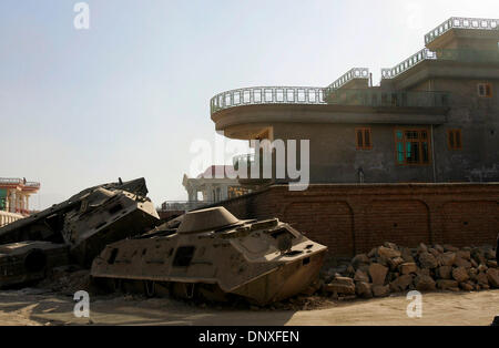 11. Dezember 2005; Kobul, AFGHANISTAN; Diese wohlhabenden Gegend bekannt als Sherpur in Kobul, ist Heimat von mehreren großen Neubauten. Dieses Haus ist Underconstrution mit verlassenen militärischen Fahrzeugen. Obligatorische Credit: Foto von Nelvin Cepeda/San Diego Union T/ZUMA Press. (©) Copyright 2005 von San Diego Union T Stockfoto