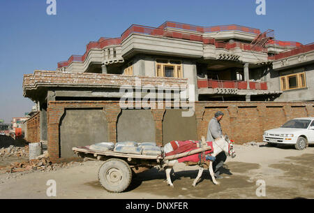 11. Dezember 2005; Kobul, AFGHANISTAN; Diese wohlhabenden Gegend bekannt als Sherpur in Kobul, ist Heimat von mehreren großen Neubauten. Dieses Haus befindet sich im Aufbau. Obligatorische Credit: Foto von Nelvin Cepeda/San Diego Union T/ZUMA Press. (©) Copyright 2005 von San Diego Union T Stockfoto