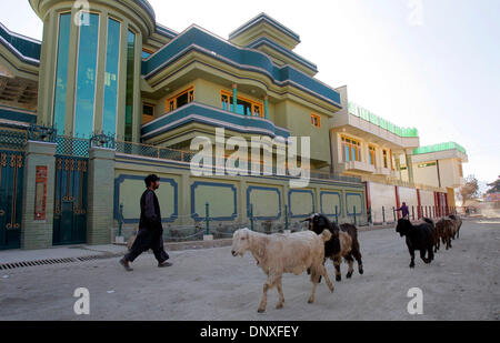 11. Dezember 2005; Kobul, AFGHANISTAN; Diese wohlhabenden Gegend bekannt als Sherpur in Kobul, ist Heimat von mehreren großen Neubauten. Obligatorische Credit: Foto von Nelvin Cepeda/San Diego Union T/ZUMA Press. (©) Copyright 2005 von San Diego Union T Stockfoto