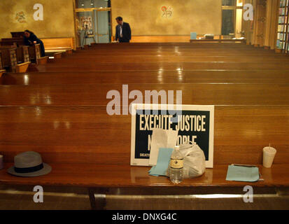 12. Dezember 2005; Los Angeles, Kalifornien, USA; Rund 100 Aktivisten Crips milde sucht Bande Mitbegründer Stanley Tookie Williams beten in St. Paul der Apostel Kirche Montag, 12. Dezember 2005, im Abschnitt Westwood von Los Angeles. Kaliforniens Gouverneur Arnold Schwarzenegger am Montag verweigert milde auf Williams. Obligatorische Credit: Foto von Armando Arorizo/ZUMA Press. (©) Copyright 2005 Stockfoto