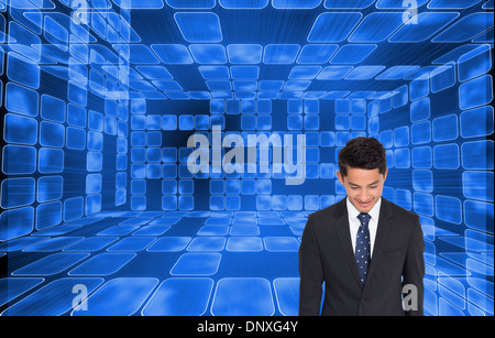 Zusammengesetztes Bild des lächelnden Geschäftsmann nach unten Stockfoto