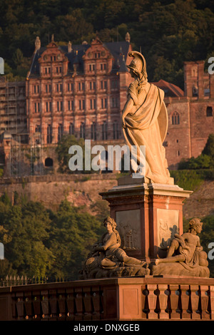 Minerva-Statue auf die alte Brücke und das Schloss in Heidelberg, Baden-Württemberg, Deutschland Stockfoto