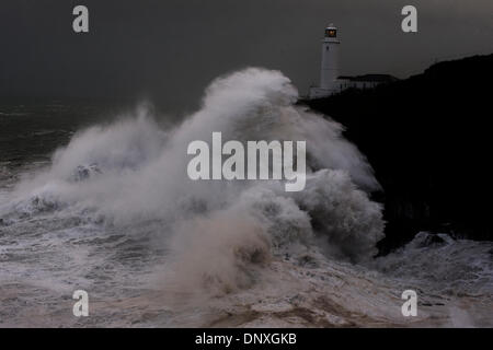 Trevose Head, UK. 6. Januar 2014. Massive Wellen schlagen Trevose Head Leuchtturm an der Küste von North Cornish als eine tief Atlantic Depression in ganz Großbritannien bewegt sich stürmisches Wetter mit sich bringen. Bildnachweis: Mark Pearson/Alamy Live-Nachrichten Stockfoto