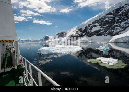 Antarktis - Das eisige und felsigen Landschaft Berge in Eis und Schnee bei Neko Harbour auf der Antarktischen Halbinsel abgedeckt ist auf Glasigen Spiegel reflektiert - wie ruhiges Wasser. Stockfoto