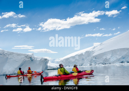 Antarktis - NEKO Harbour, Antarktis - kajakfahrer Kreuzfahrt durch die stille Wasser und zwischen den Eisbergen in Neko Harbour auf der Antarktischen Halbinsel. Stockfoto