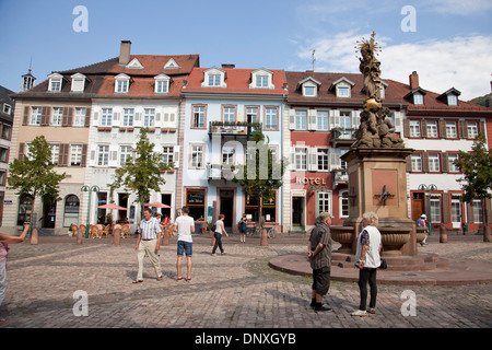 Kornmarkt (Getreidemarkt), Marktplatz mit Madonna-Statue im alten Teil der Stadt, Heidelberg, Baden-Württemberg, Deutschland Stockfoto