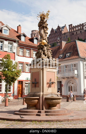 Kornmarkt (Getreidemarkt), Marktplatz mit Madonna-Statue im alten Teil der Stadt, Heidelberg, Baden-Württemberg, Deutschland Stockfoto