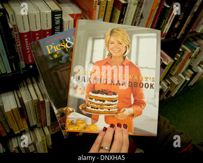 13. Dezember 2005; Laguna Niguel, CA, USA; Martha Stewart (geboren 3. August 1941) ist ein Fernseh- und Magazin Persönlichkeit bekannt für ihr kochen, Gartenarbeit, Etikette und Kunsthandwerk-Projekte, und als Führer der allgemeinen Lebensstil und Hausfrau. Sie ist auch eine erfolgreiche Geschäftsfrau, eine amerikanische Ikone und ein verurteilter Schwerverbrecher. Ab dem Jahr 2002 ihre Karriere war von einem Skandal um er erschüttert. Stockfoto