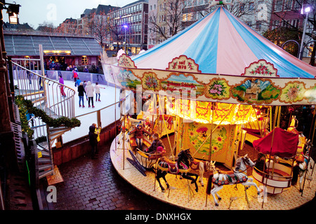 Kölner Weihnachtsmarkt, ein Karussell und Eislaufen am alten Markt, Köln (Köln), Deutschland, Europa Stockfoto