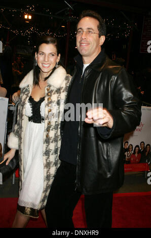 14. Dezember 2005; New York, NY, USA; Komiker JERRY SEINFELD & seiner Frau JESSICA bei der New York-Premiere von "The Family Stone" in der DGA-Theater statt. Obligatorische Credit: Foto von Nancy Kaszerman/ZUMA Press. (©) Copyright 2005 von Nancy Kaszerman Stockfoto