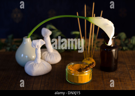 Eine Tischplatte Anordnung von Gewürzen, Öl und massieren Hilfsmittel in der Ayurveda-Massage. Stockfoto