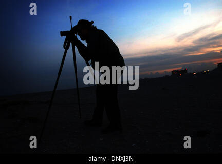 15. Dezember 2005; Stuart, FL, USA; Der Vollmond steigt über Fort Pierce Inlet am späten Donnerstag Abend. Harry McVay, lokalen Maler und Fotograf, fängt im Film die auffällig Orangen Mond über den Wolken.  Obligatorische Credit: Foto von Erik Lunsford/Palm Beach Post /ZUMA Press. (©) Copyright 2005 von Palm Beach Post Stockfoto