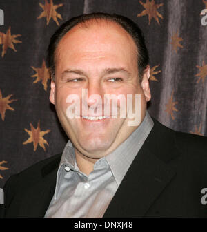 Schauspieler JAMES GANDOLFINI aus "clips The Sopranos beim Start von Cingular Video Cingular Wireless, ein on-Demand-streaming-video-Service, der schnell, liefert personalisierten Zugang zu qualitativ hochwertigen video auf Verbraucher" High-Speed in der Lage, 3G Handys und Ankündigung der Partnerschaft mit HBO, die bieten wird wählen Sie Episoden und Material aus preisgekrönten HBO-Programme zu Cingular benutzerdefinierte Stockfoto