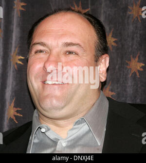 Schauspieler JAMES GANDOLFINI aus "clips The Sopranos beim Start von Cingular Video Cingular Wireless, ein on-Demand-streaming-video-Service, der schnell, liefert personalisierten Zugang zu qualitativ hochwertigen video auf Verbraucher" High-Speed in der Lage, 3G Handys und Ankündigung der Partnerschaft mit HBO, die bieten wird wählen Sie Episoden und Material aus preisgekrönten HBO-Programme zu Cingular benutzerdefinierte Stockfoto