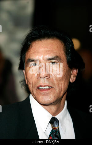 15. Dezember 2005; Beverly Hills, CA, USA; WES STUDI kommt "The New World" LA Premiere in Beverly Hills obligatorisch Credit: Foto von Branimir Kvartuc/ZUMA Press. (©) Copyright 2005 von Branimir Kvartuc Stockfoto