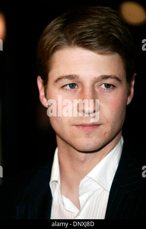 15. Dezember 2005; Beverly Hills, CA, USA; BENJAMIN MCKENZIE kommt "The New World" LA Premiere in Beverly Hills obligatorisch Credit: Foto von Branimir Kvartuc/ZUMA Press. (©) Copyright 2005 von Branimir Kvartuc Stockfoto