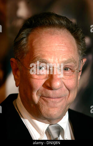 15. Dezember 2005; Beverly Hills, CA, USA; GEORGE SEGAL kommt "The New World" LA Premiere in Beverly Hills obligatorisch Credit: Foto von Branimir Kvartuc/ZUMA Press. (©) Copyright 2005 von Branimir Kvartuc Stockfoto