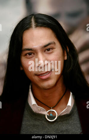 15. Dezember 2005; Beverly Hills, CA, USA; KALANI QUEYPO kommt "The New World" LA Premiere in Beverly Hills obligatorisch Credit: Foto von Branimir Kvartuc/ZUMA Press. (©) Copyright 2005 von Branimir Kvartuc Stockfoto