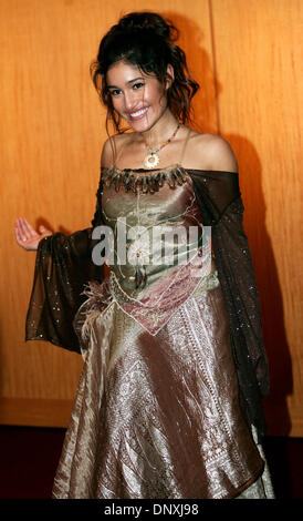 15. Dezember 2005; Beverly Hills, CA, USA; Q'ORIANKA KILCHER kommt "The New World" LA Premiere in Beverly Hills obligatorisch Credit: Foto von Branimir Kvartuc/ZUMA Press. (©) Copyright 2005 von Branimir Kvartuc Stockfoto