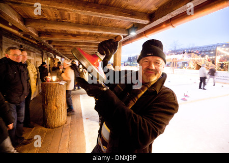 Deutscher Mann spielen Eisstockschiessen, Weihnachtsmärkte Köln (Köln), Köln, Deutschland, Europa Stockfoto