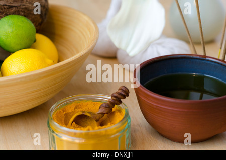 Eine Tischplatte Anordnung von Gewürzen, Öl und massieren Hilfsmittel in der Ayurveda-Massage. Stockfoto