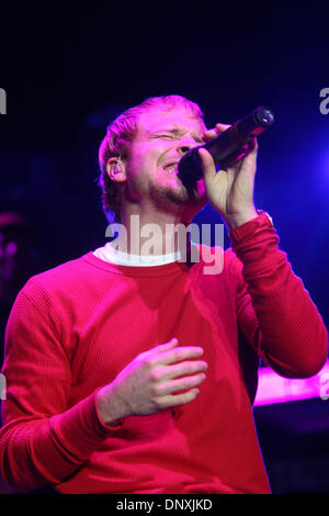 16. Dezember 2005; New York, NY, USA; Die Backstreet Boys BRIAN LITTRELL beim Jingle Ball 2005 im Madison Square Garden bei Z 100 Jingle Ball 2005 im Madison Square Garden.  Obligatorische Credit: Foto von Aviv klein/ZUMA Press. (©) Copyright 2005 von Aviv klein Stockfoto