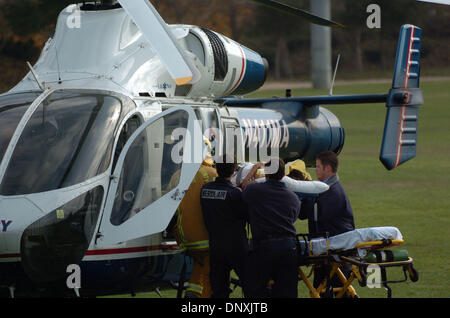 16. Dezember 2005; TEMECULA, KALIFORNIEN, USA; Eine Chemie-Studenten in Temecula Valley High School, wird in einem Rettungshubschrauber geladen, nachdem er erlitt Verätzungen und Verbrennungen an Gesicht und Körper. Studierende Mischen von Chemikalien verursacht eine heftige Reaktion, Chemikalien und Shrapnal fliegen ins Klassenzimmer und drei Studenten an Bereich Krankenhäuser senden senden. Über 40 Schüler in der Klasse waren betroffen und drei Stockfoto