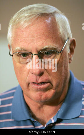 19. Dezember 2005; West Palm Beach, FL, USA; Ernie George, Präsident der PBA, spricht mit den Medien nach der Pressekonferenz in West Palm Beach Police Department zum Thema Steroide.  Obligatorische Credit: Foto von Allen Eyestone/Palm Beach Post /ZUMA Press. (©) Copyright 2005 von Palm Beach Post Stockfoto