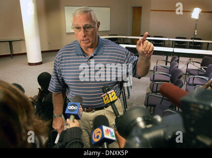 19. Dezember 2005; West Palm Beach, FL, USA; Ernie George, Präsident der PBA, spricht mit den Medien nach der Pressekonferenz in West Palm Beach Police Department zum Thema Steroide.  Obligatorische Credit: Foto von Allen Eyestone/Palm Beach Post /ZUMA Press. (©) Copyright 2005 von Palm Beach Post Stockfoto