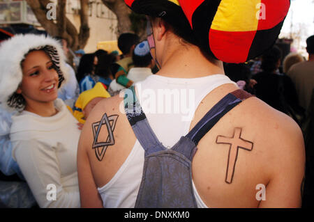 14. März 2006 - Ashkelon, Israel - feiern der jüdische Feiertag Purim in Stadt Ashkelon, Israel auf Sonntag, 4. März 2007. Purim ist gekennzeichnet durch öffentliche Rezitation des Buches Esther, gegenseitige Geschenke der Essen und trinken, geben Almosen für die Armen und ein festliches Mahl. Andere Sitten gehören Alkohol trinken, tragen von Masken und Kostüme und öffentliche Feier.  (Kredit Im Stockfoto