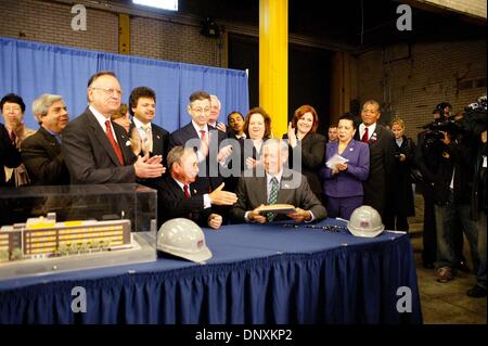 24. April 2006 - New York, New York, US - Präsident U.F.T. Randi Weingarten besucht eine Rechnung Signieren mit dem Gouverneur des Bundesstaates N.Y George Pataki N.Y. Mayor Michael Bloomberg und andere gewählt für Schule Bau.04-24-2006.K47596BC.   / 2006 (Kredit-Bild: © Bruce Cotler/Globe Photos/ZUMAPRESS.com) Stockfoto