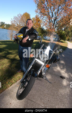 20. April 2010 - wurde Bischof THOMAS WENSKI Erzbischof von Miami von Papst Benedict XVI benannt. Bild: 2. Dezember 2005 - Orlando, Florida, USA - Orlando katholischen Diözese Bischof THOMAS WENSKI mit auf seinem Motorrad. (Kredit-Bild: © Phelan Ebenhack/ZUMA Press) Stockfoto