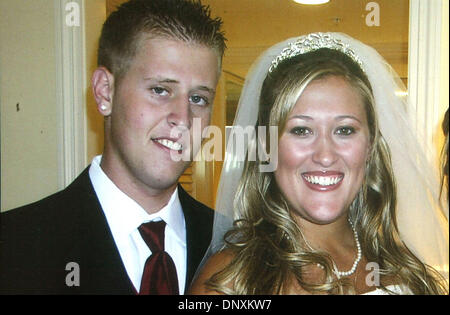 21. Dezember 2005; Royal Palm Beach, FL, USA; Mathew Stirling mit seiner Schwester Samantha Marcellino am Tag ihrer Hochzeit. Mathew ist nicht vorhanden. Elisa hat für ihren 19 jährigen Sohn gesucht, da er am 6. November nach einem Besuch bei Freunden in Southwest Ranches verschwunden.  Obligatorische Credit: Foto von Foto mit freundlicher Genehmigung von Stirling Familie/ZUMA Press. (©) Copyright 2005 von Palm Beach Post Stockfoto