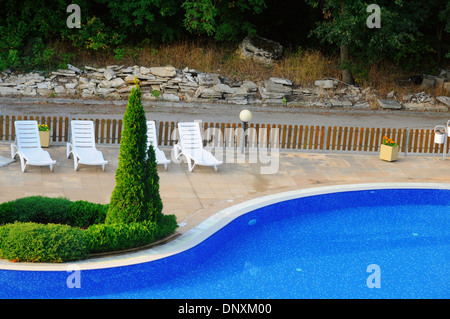 Am Pool mit Liegestühlen. Stockfoto