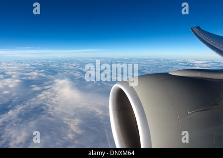 Wolken am Himmel durch Flugzeug Fenster Stockfoto