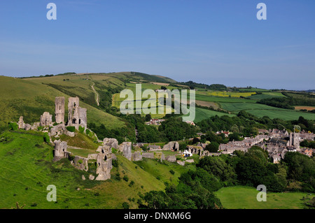 Ein Blick auf die Ruinen von Corfe Castle in der Purbeck Hills Dorset UK Stockfoto
