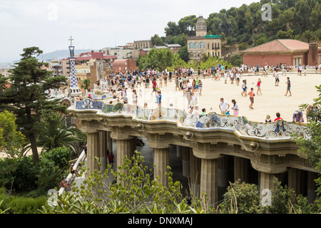 Touristen in Antonio Gaudi entworfen Park Güell in Barcelona Spanien Stockfoto