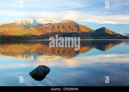Bassenthwaite Lake mit Skiddaw und Ullock Pike Lake District National Park Cumbria England Vereinigtes Königreich Großbritannien Stockfoto