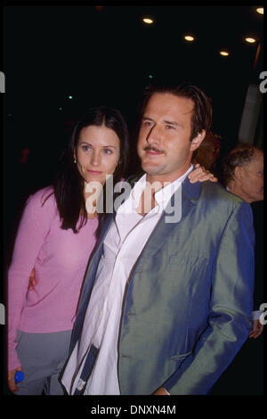 Hollywood, Kalifornien, USA;  Schauspielerin COURTENEY COX und Ehemann, Schauspieler DAVID ARQUETTE besuchen die Premiere der '' Orte '' in diesem undatierten Foto.  (Michelson-Colella/Datum unbekannt) Obligatorische Credit: Foto von Michelson/ZUMA Press. (©) Copyright 2006 Michelson Stockfoto