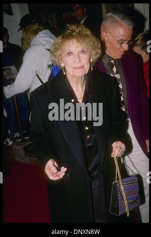 Gloria Stuart wurde in Santa Monica an Lungenkrebs gestorben 26. September 2010 in Los Angleles, California geboren. Sie spielte in Filmen (The Old Dark House (1932), der unsichtbare (1933) und The Kiss vor the Mirror (1933). Stuart ging zurück auf die Bühne und dann (in der Mitte "der 40er Jahre) zog sich zurück. Seitdem sie Malerei aufgegriffen hat und hatte Einzelausstellungen in New York, Österreich, eine Stockfoto