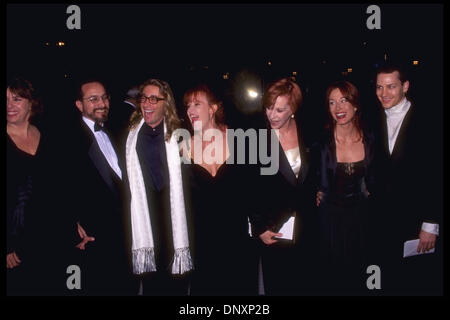 17. März 1996;  Hollywood, Kalifornien, USA;  CAROL BURNETT und Töchter ERIN, JODIE, CHRIS und Ehemann besuchen die Öffnung oder der Los Angeles Museum of Broadcasting in Beverly Hills, Kalifornien.  Obligatorische Credit: Kathy Hutchins/ZUMA Press. (©) Kathy Hutchins Stockfoto